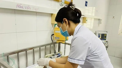 Uống mật ong, cứa dao lam "giải bệnh”, trẻ sơ sinh nguy kịch