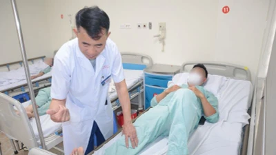 Dùng fly-carm phun thuốc, người đàn ông bị nhiều vết chém