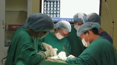 Chịu đựng khối u tuyến nước bọt mang tai 7 năm vì sợ liệt mặt