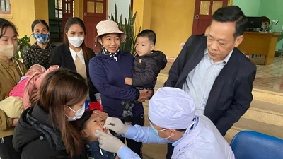 TS.BS Nguyễn Hồng Trường, Phó Viện trưởng Viện Dinh dưỡng quốc gia cho trẻ uống bổ sung Vitamin A tại Trạm y tế xã Nghĩa Phương, Lục Nam, Bắc Giang - Ảnh Thúy Nga