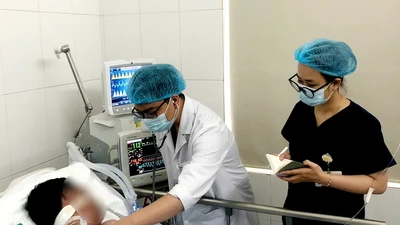 Sởi biến chứng nặng, hai người đàn ông phải hồi sức tích cực