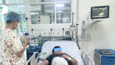 Trẻ 12 tuổi béo phì nguy kịch do mắc sốt xuất huyết