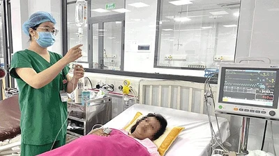 Thai phụ 40 tuổi bị sốt xuất huyết đe dọa tính mạng mẹ con