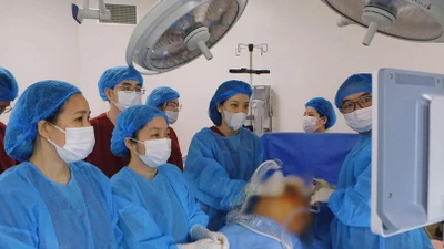 Dẫn lưu màng phổi cứu thai nhi 23 tuần xẹp phổi chèn ép tim