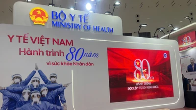 Trải nghiệm công nghệ VR tại gian hàng “80 năm Y tế Việt Nam”