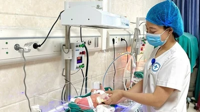 Cứu trẻ đẻ non suy hô hấp do chậm tiêu dịch màng phổi