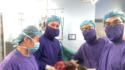 Đau âm ỉ lưng, nang thận… dễ mắc ung thư