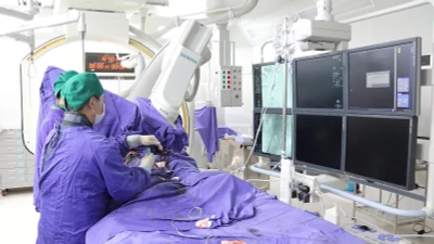 Đặt stent graft điều trị phình động mạch chủ bụng nguy kịch
