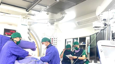 Đặt máy tạo nhịp vĩnh viễn cứu cụ 95 tuổi bị đột quỵ não, nhịp chậm phức tạp