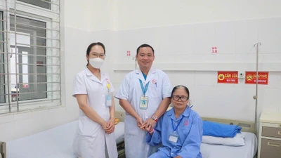Đau bụng, cụ bà 70 tuổi phát hiện u buồng trứng lớn
