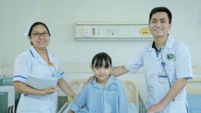 Đau hông lưng, trẻ 9 tuổi phải tán sỏi thận kích thước lớn