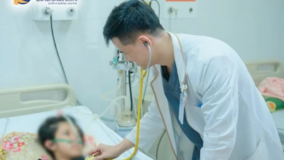 Nữ sinh 12 tuổi nguy kịch vì sốc sốt xuất huyết nặng