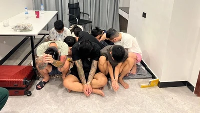 Các nghi phạm lừa đảo trực tuyến bị bắt tại một khu phức hợp tại thủ đô Phnom Penh ngày 14/7. Ảnh: Khmertimes