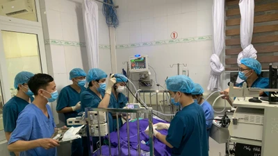 Trẻ 17 tháng tuổi suy hô hấp, ngừng tim do hóc kẹo lạc