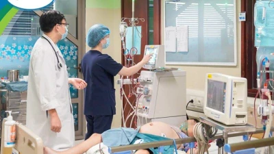 Bé 13 tuổi suy hô hấp, tràn dịch đa màng vì dùng thuốc nam trị thận hư