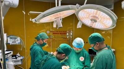 Liên viện mổ sọ não thức tỉnh, cứu cụ ông 75 tuổi thoát liệt