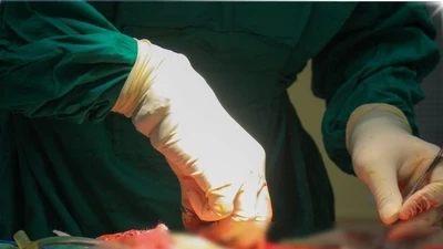 Tiêm thuốc thần y chữa đau lưng bị nhiễm trùng tụ mủ nặng