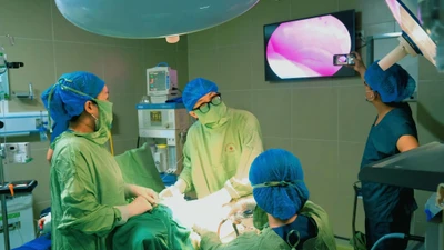 Mùi hôi kéo dài, bé gái 7 tuổi bị bông gạc dính chặt âm đạo