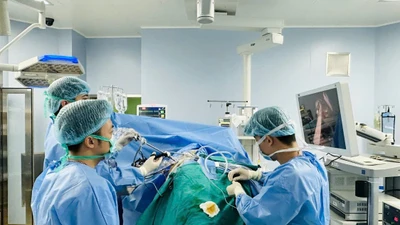 Lần đầu tiên Việt Nam đưa thận ra ngoài cắt khối phình khổng lồ và ghép lại 
