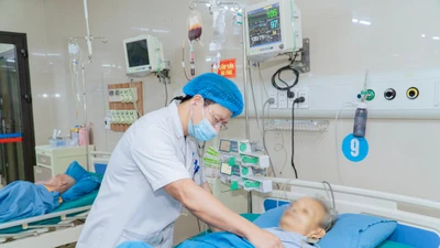 Vỡ khối u gan, người đàn ông 73 tuổi sốc mất máu nguy kịch