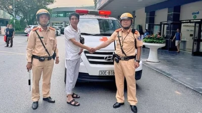 Sức khỏe của bé gái ngừng tim được công an mở đường cấp cứu