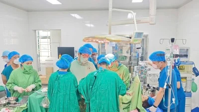 Hành trình vượt cạn của mẹ 40 tuổi rau cài răng lược