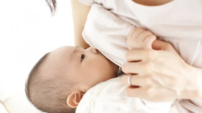 Nuôi con bằng sữa mẹ, lợi ích tương đương trồng cả cánh rừng