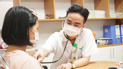 Đau mắt không ngờ cả gia đình cùng nhiễm virus Adeno