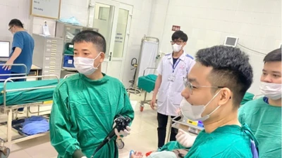 Lấy khối u lớn 3 cm ở thực quản mà không cần phẫu thuật