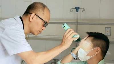Quý ông 45 tuổi mù mắt vì tiêm filler thế hệ mới xóa nhăn 