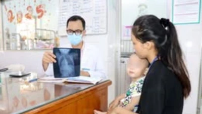 Hốt hoảng lấy kim băng trong miệng trẻ khiến dị vật tụt sâu