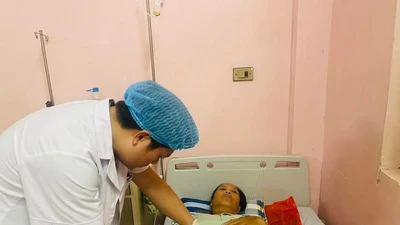 Sốt cao, đau bụng không ngờ viêm phúc mạc, thủng manh tràng