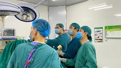 Thoát đau vai dai dẳng nhờ nội soi khâu chóp xoay