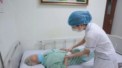 Đau bụng, chán ăn, cụ bà 90 tuổi viêm túi mật cấp nguy hiểm