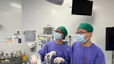 Lấy khối ung thư tuyến giáp qua đường miệng cho bệnh nhân 42 tuổi