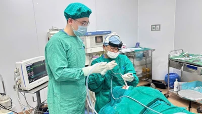 Ăn cháo lươn trẻ 1 tuổi bị dây kim loại cắm sâu vào đáy lưỡi