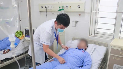 Hôn mê, sốc phản vệ do ăn ve sầu