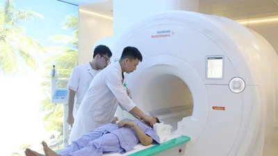 Đặt stent chuyển dòng trị phình mạch máu não, ngăn đột quỵ