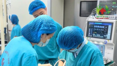 Bé 9 tuổi mắc hội chứng di truyền hiếm gặp gây teo não