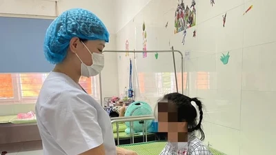 Nghỉ hè chơi một mình, trẻ 5 tuổi hóc đồng xu vào thực quản