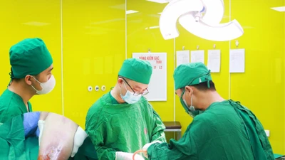 Suýt mất chân vì mụn nhỏ bôi dầu cao