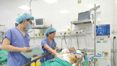 Sức khỏe nạn nhân bị xe bán tải tông liên hoàn ở phố Khâm Thiên