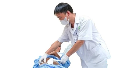 Sau hơn 1 ngày đau vùng bẹn mới tới viện, bé trai 13 tuổi phải cắt tinh hoàn