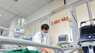 Liệt tứ chi, suy hô hấp... sau tiêm đau mỏi cổ vai gáy