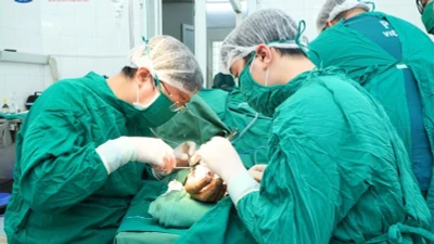 6 giờ hồi sinh ngón cái đứt rời cho chiến sĩ công an