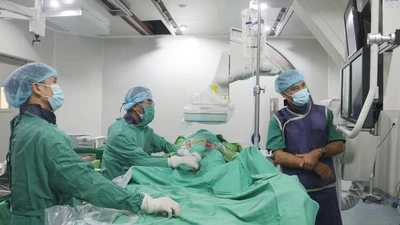 Đặt stent graft cứu người phình động mạch chủ chậu dọa vỡ