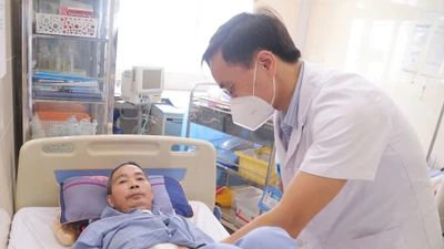 Đau âm ỉ vùng thượng vị, người đàn ông mắc 2 loại ung thư 