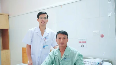 Nội soi lồng ngực một lỗ cắt kén khí phổi khổng lồ