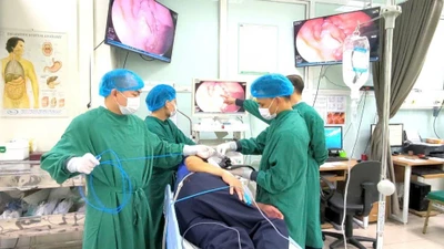 Cắt tách niêm mạc dạ dày qua nội soi, tránh ung thư 