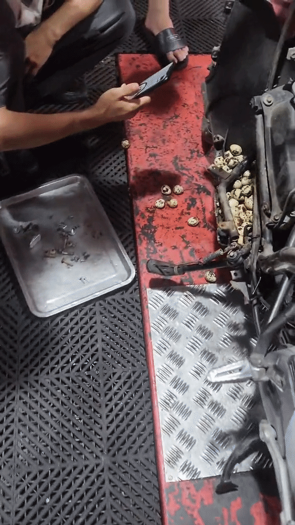 Vua thao dan ao xe may ra, chu tiem sua xe duoc phen ngo ngang